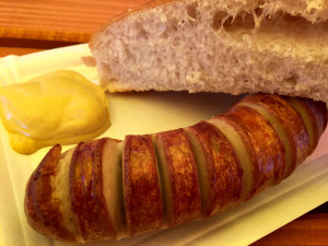 9 Franken kostet eine Kalbsbratwurst mit etwas Kebab-Brot. Zum Vergleich: Am Sternen-Grill in Zürich zahlen wir weniger als 8 Franken, erhalten dafür aber noch ein Original-Gold-Bürli. Was denkt ihr, wo würde der Fürst essen?